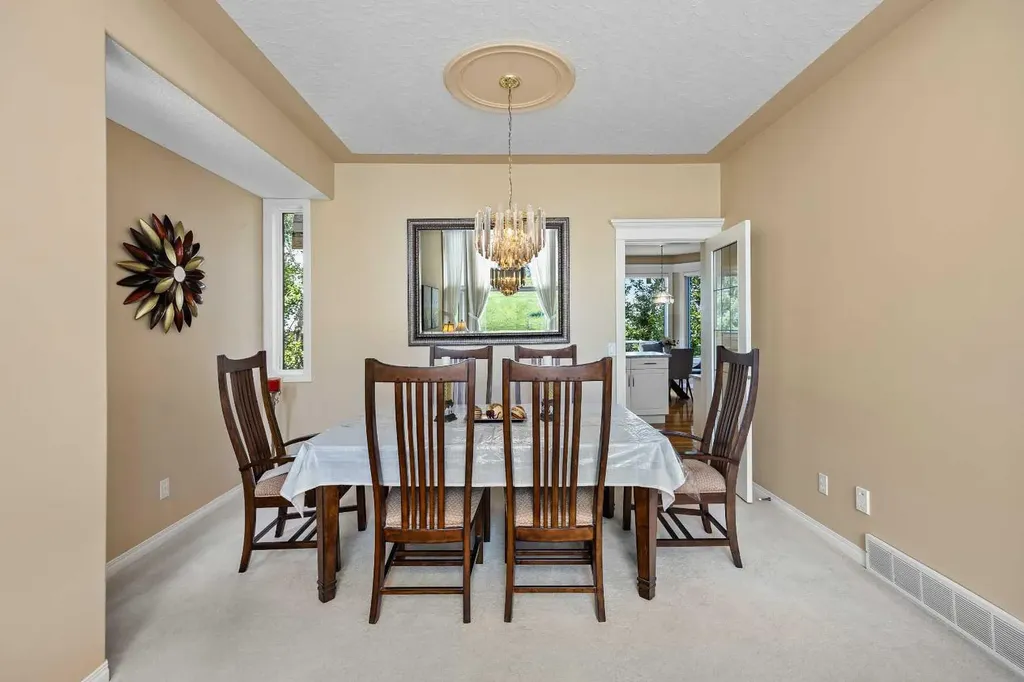 207 Hamptons Drive NW Calgary AB T3A 5S1
