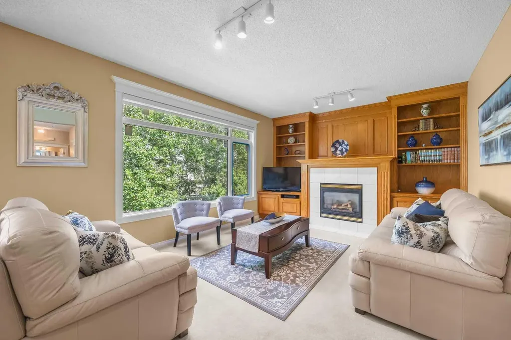 207 Hamptons Drive NW Calgary AB T3A 5S1