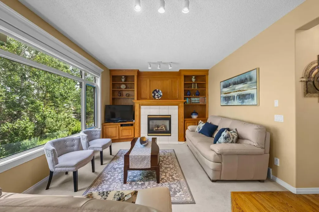 207 Hamptons Drive NW Calgary AB T3A 5S1