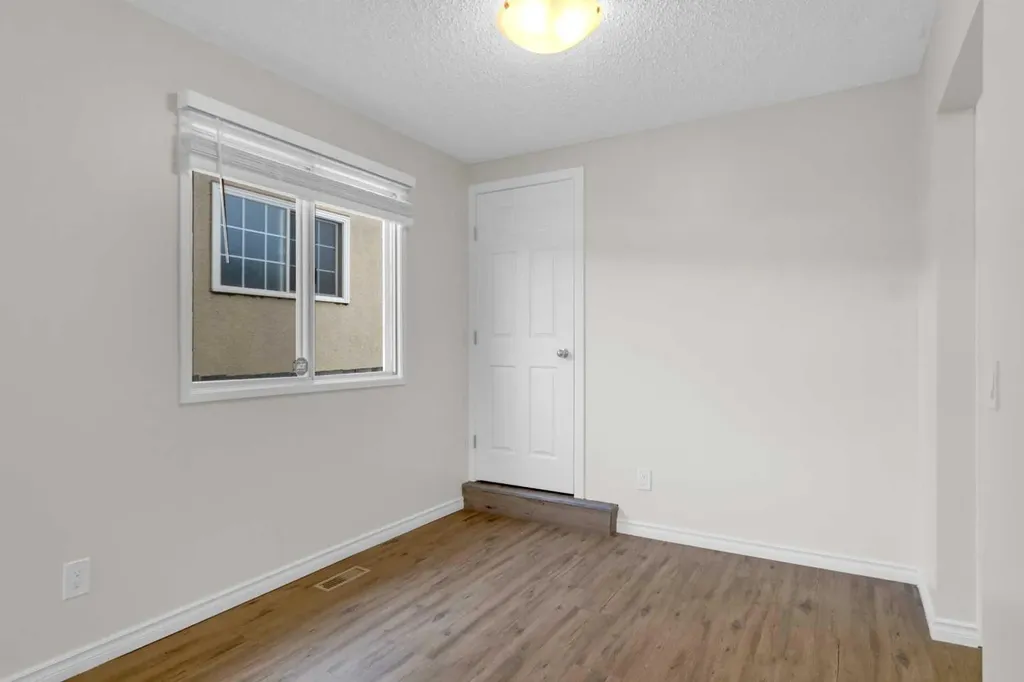 452 Queen Alexandra Way SE Calgary AB T2J 3P1