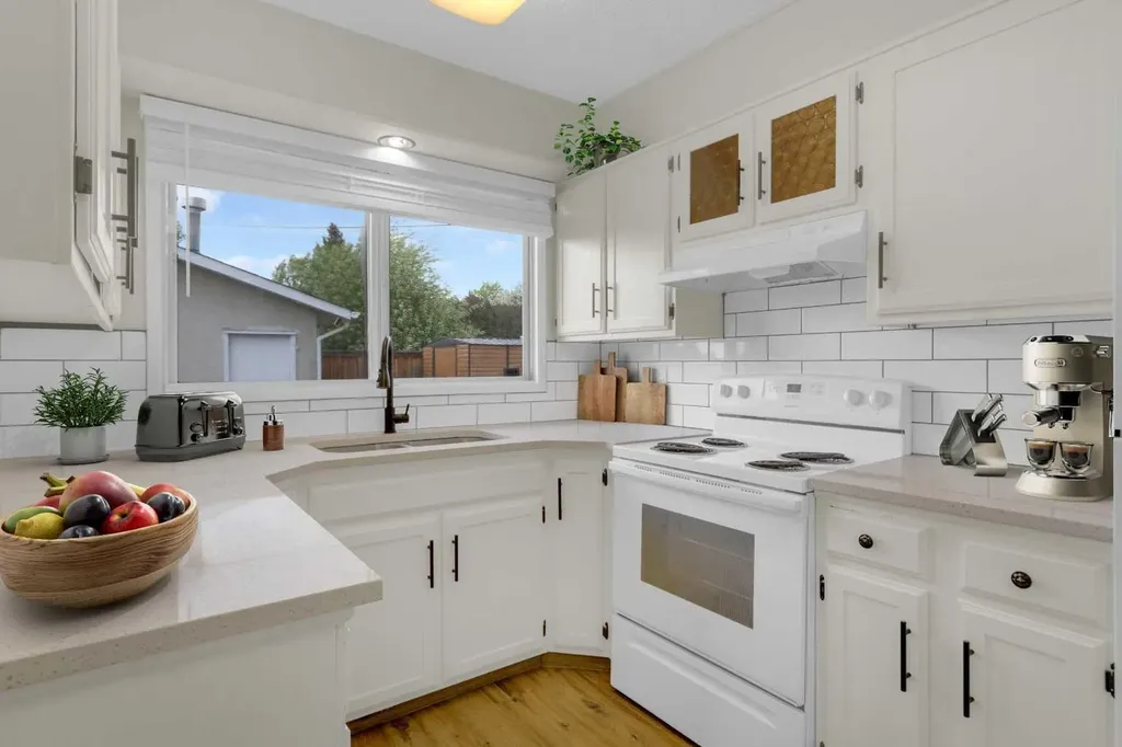 452 Queen Alexandra Way SE Calgary AB T2J 3P1