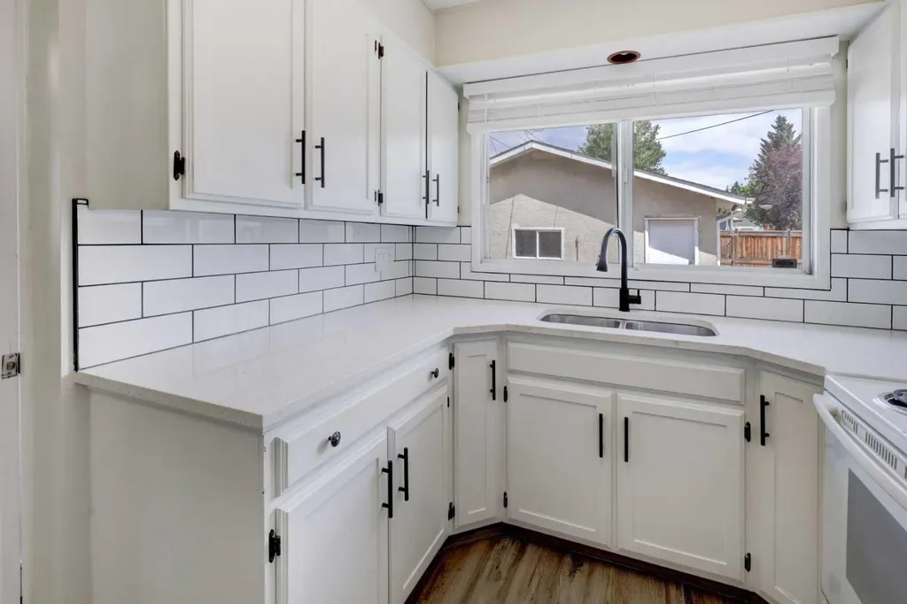 452 Queen Alexandra Way SE Calgary AB T2J 3P1