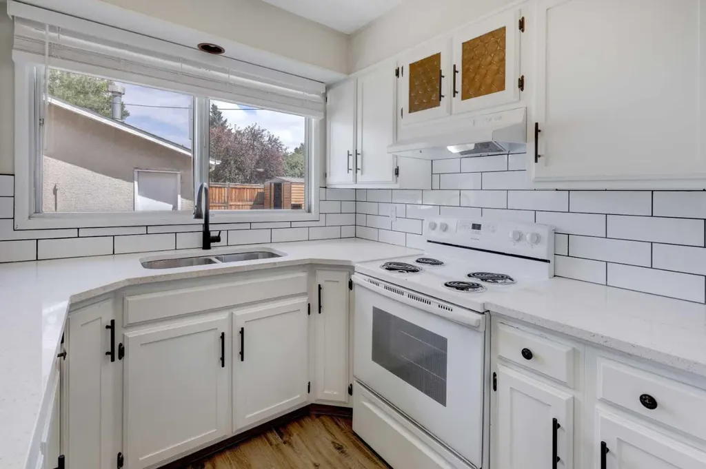 452 Queen Alexandra Way SE Calgary AB T2J 3P1