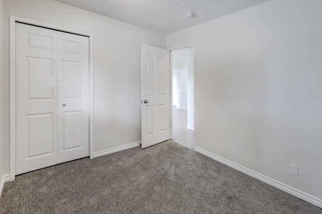 452 Queen Alexandra Way SE Calgary AB T2J 3P1