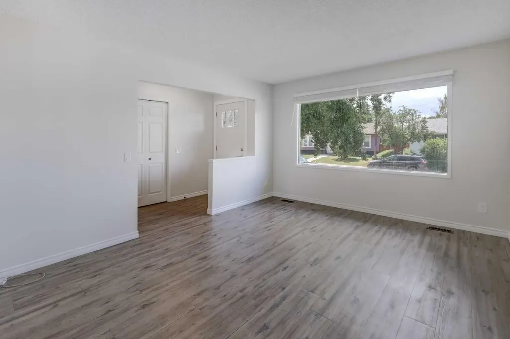 452 Queen Alexandra Way SE Calgary AB T2J 3P1