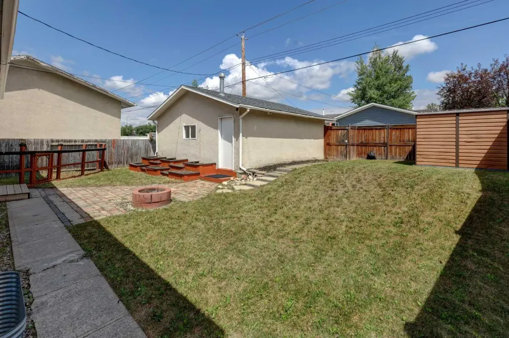 452 Queen Alexandra Way SE Calgary AB T2J 3P1