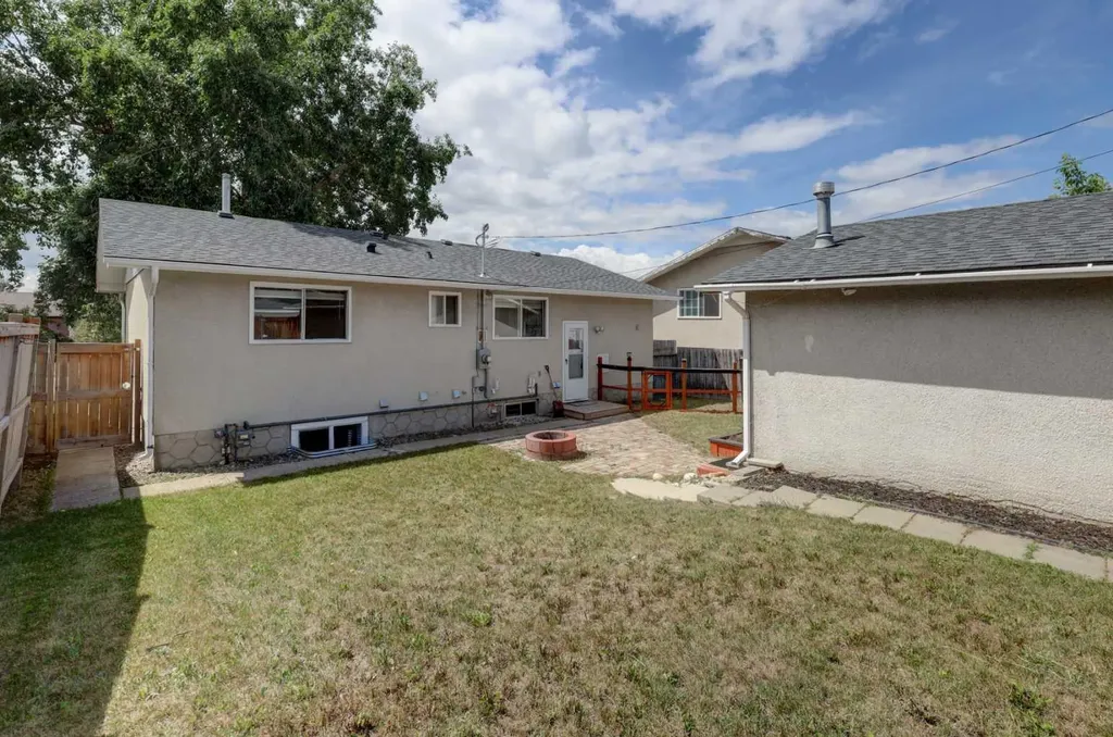 452 Queen Alexandra Way SE Calgary AB T2J 3P1