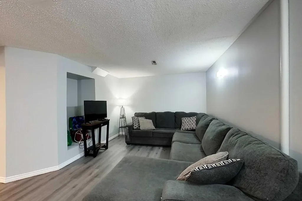 1402 Edson Drive Edson AB T7E 1H6