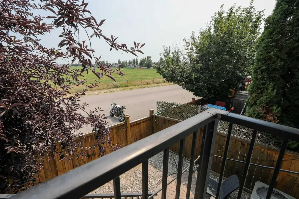113 Lynx Road N Lethbridge AB T1H6W9