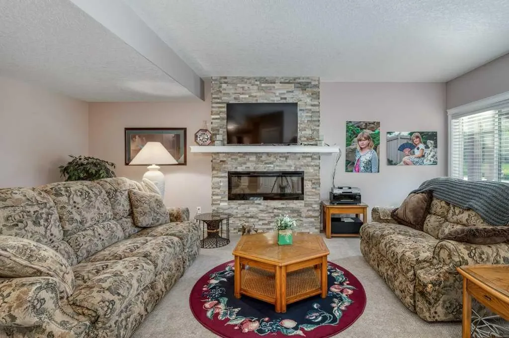 61 River Heights View Cochrane AB T4C0E6