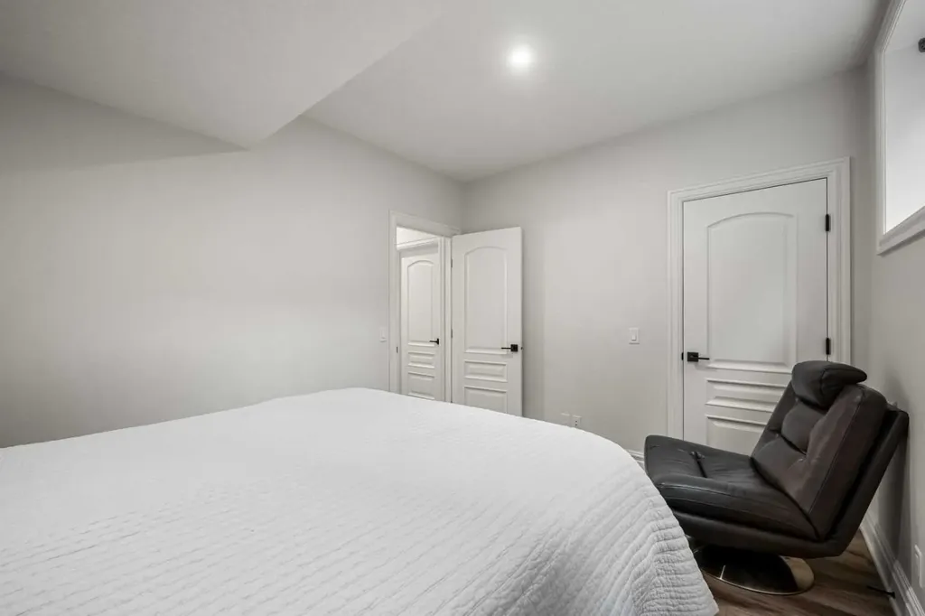 1716 50 Avenue SW Calgary AB T2T 2W1