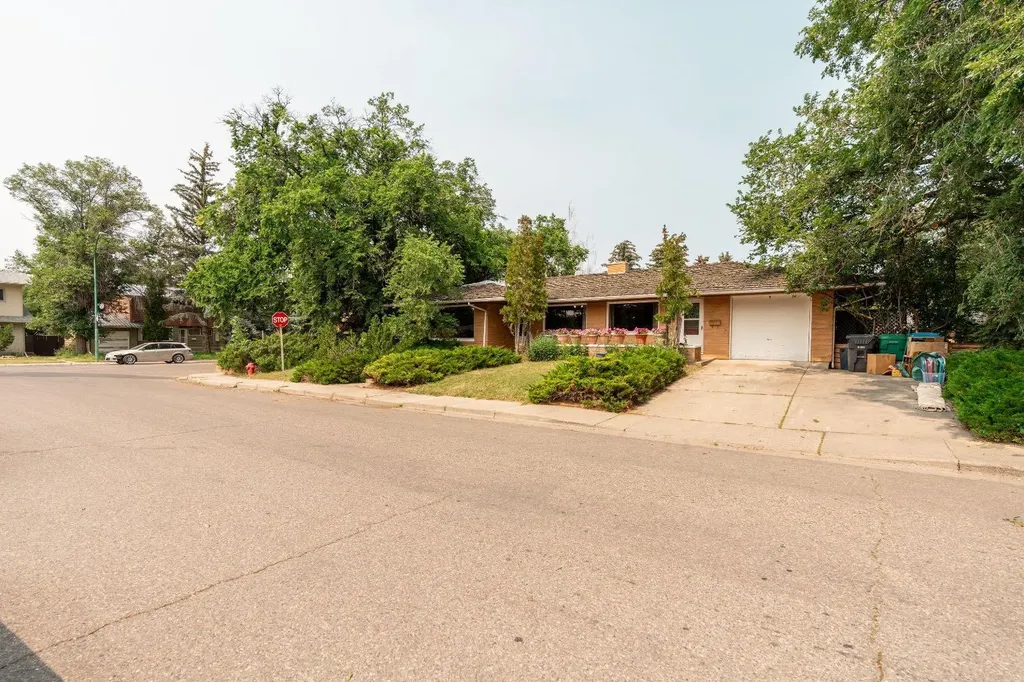 1301 15 Avenue S Lethbridge AB T1K 0W4