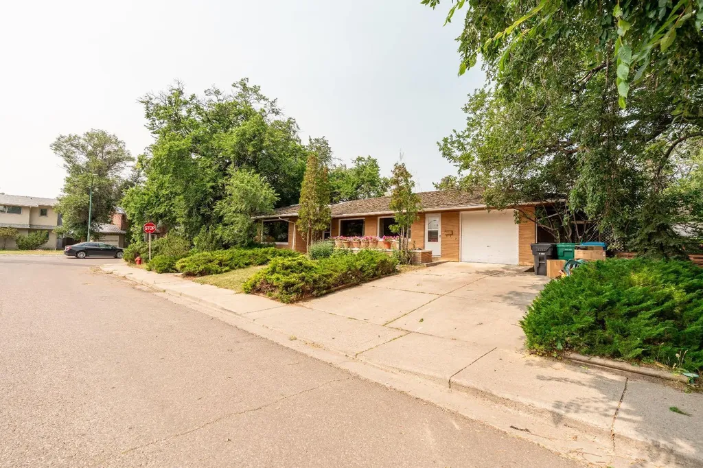 1301 15 Avenue S Lethbridge AB T1K 0W4