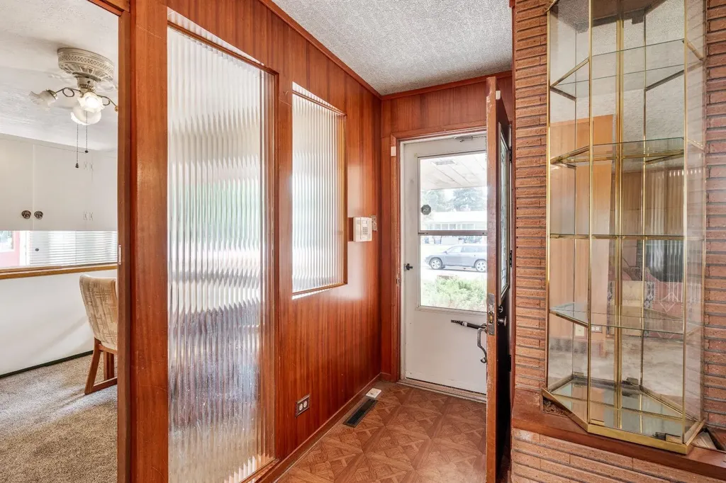 1301 15 Avenue S Lethbridge AB T1K 0W4