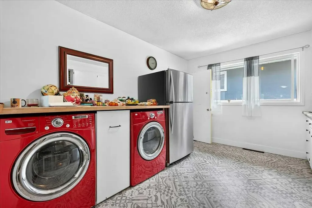 1944 10 Avenue NE Calgary AB T2E 0Y5