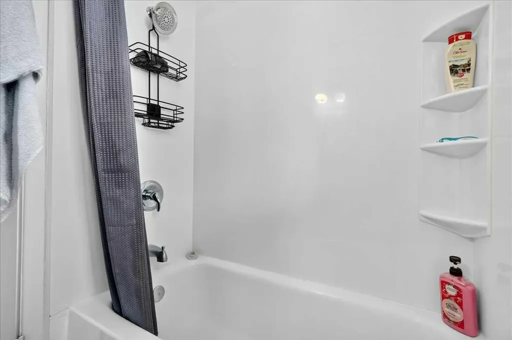 1944 10 Avenue NE Calgary AB T2E 0Y5