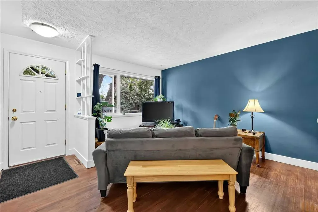 1944 10 Avenue NE Calgary AB T2E 0Y5