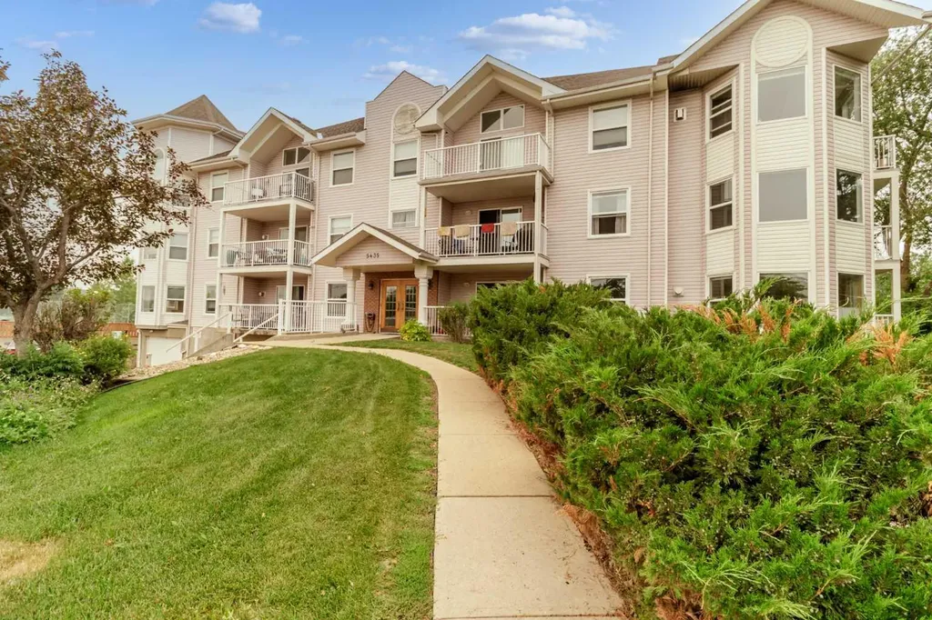5435 Lakeshore Dr, Sylvan Lake AB T4S 1T2