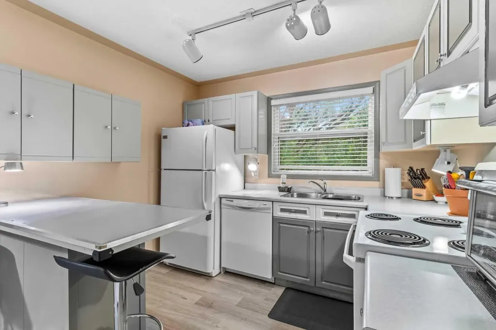 5435 Lakeshore Dr, Sylvan Lake AB T4S 1T2