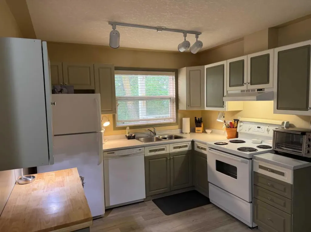 5435 Lakeshore Dr, Sylvan Lake AB T4S 1T2