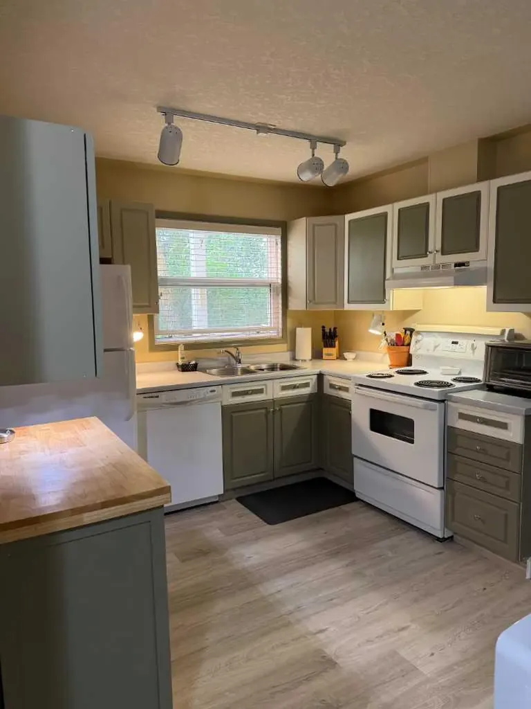 5435 Lakeshore Dr, Sylvan Lake AB T4S 1T2