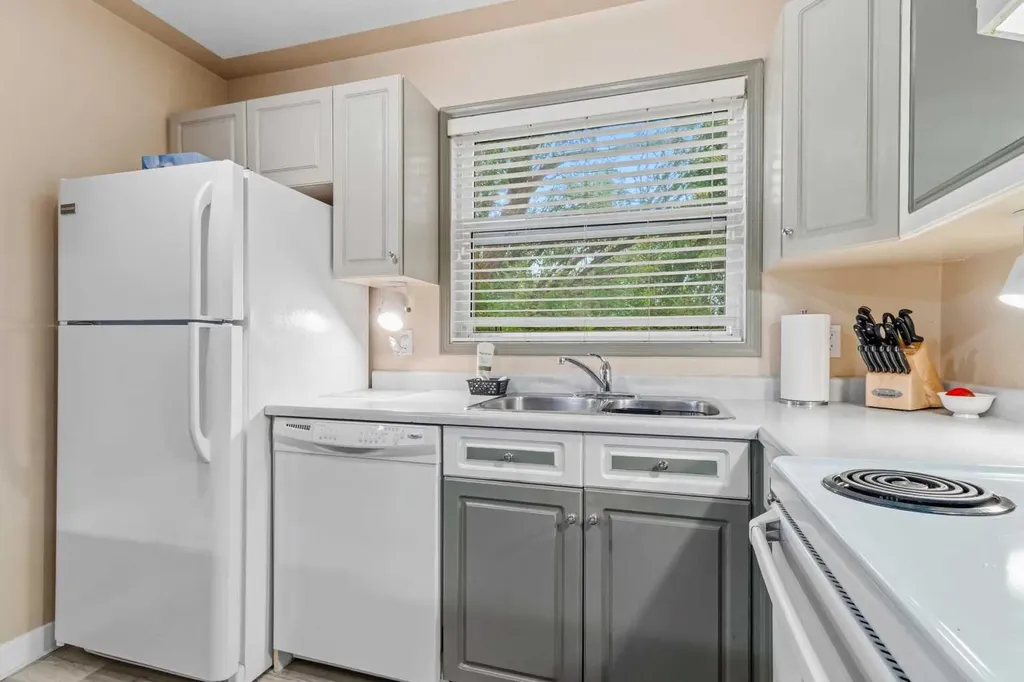5435 Lakeshore Dr, Sylvan Lake AB T4S 1T2