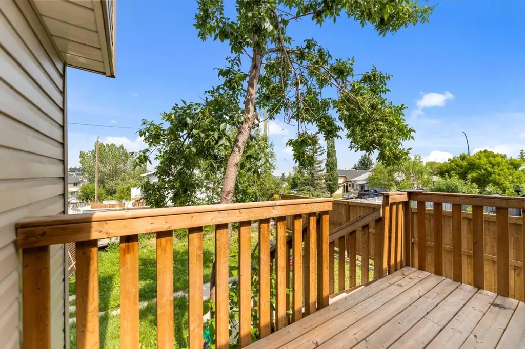 226 Sandstone Drive NW Calgary AB T3K 3B9