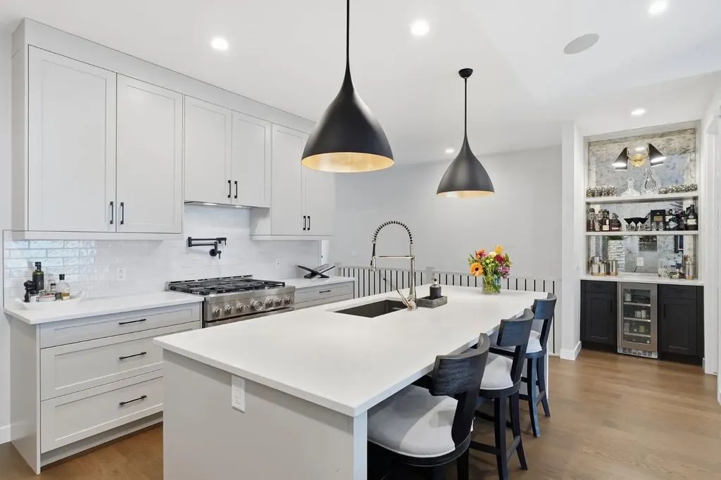 648 Shawnee Terrace SW Calgary AB T2Y 0T5
