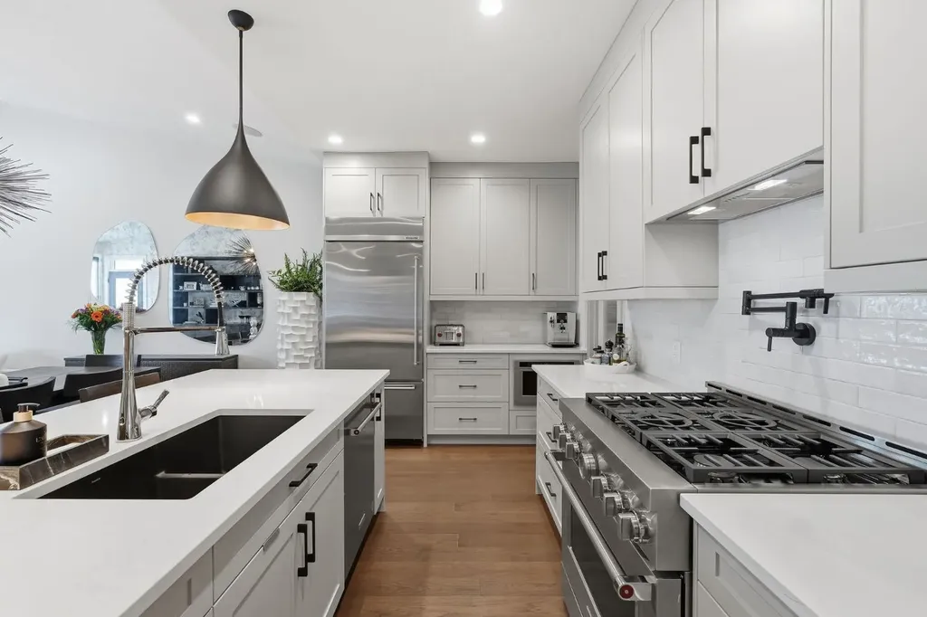 648 Shawnee Terrace SW Calgary AB T2Y 0T5