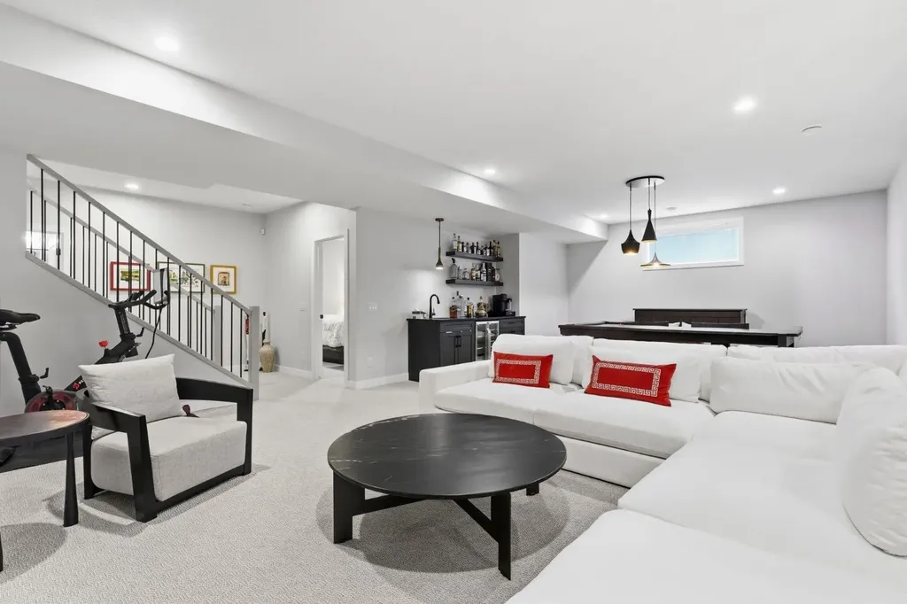 648 Shawnee Terrace SW Calgary AB T2Y 0T5