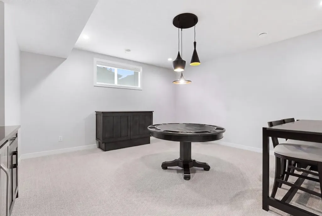 648 Shawnee Terrace SW Calgary AB T2Y 0T5