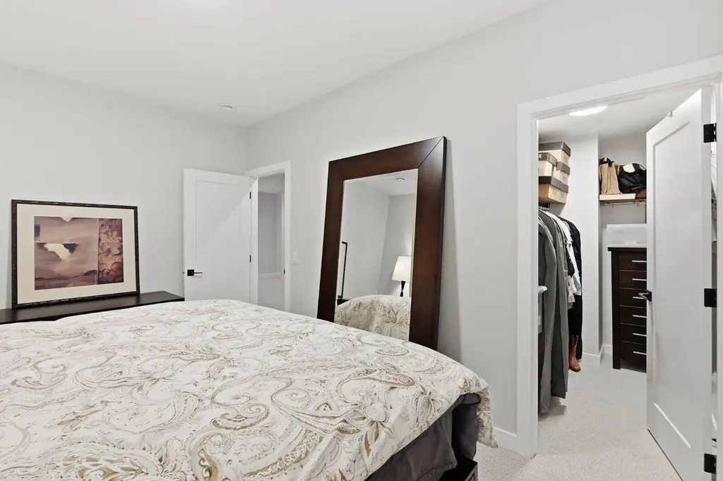 648 Shawnee Terrace SW Calgary AB T2Y 0T5