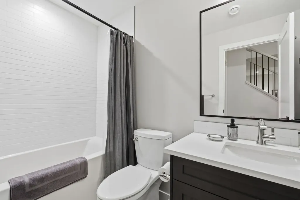 648 Shawnee Terrace SW Calgary AB T2Y 0T5