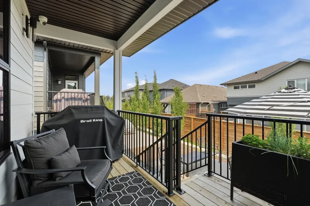 648 Shawnee Terrace SW Calgary AB T2Y 0T5