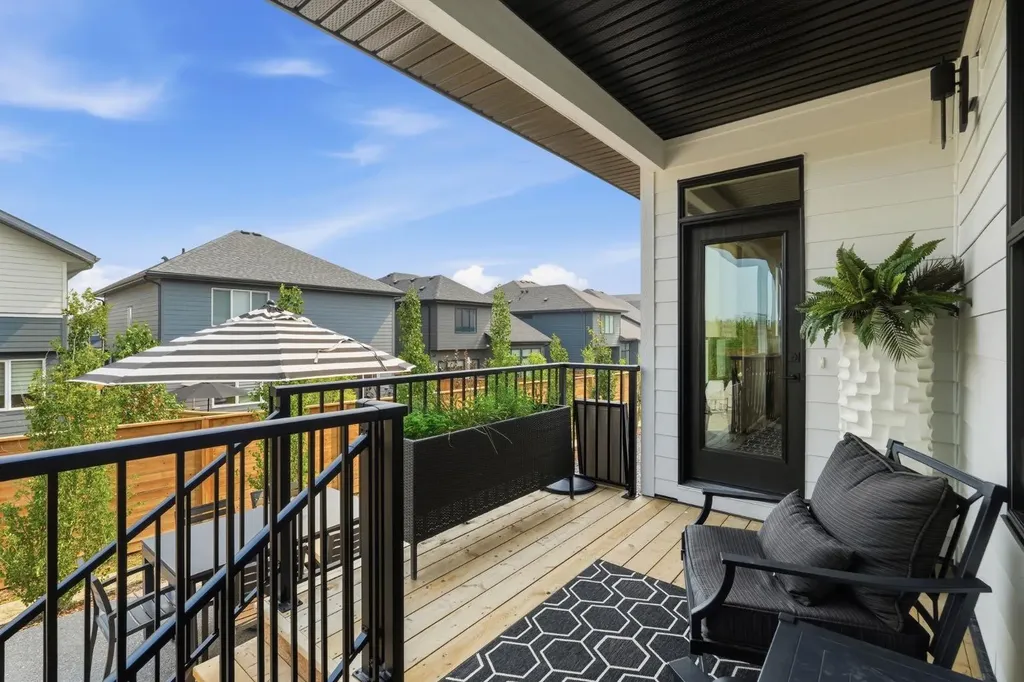 648 Shawnee Terrace SW Calgary AB T2Y 0T5