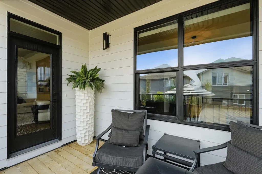 648 Shawnee Terrace SW Calgary AB T2Y 0T5