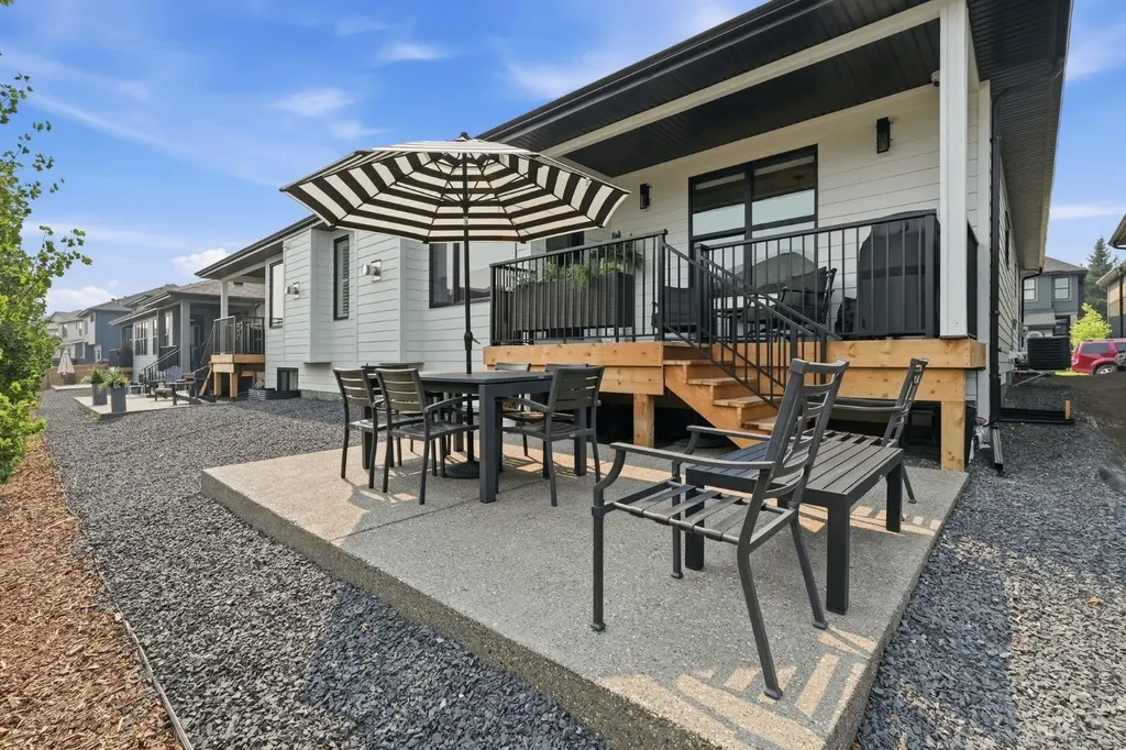 648 Shawnee Terrace SW Calgary AB T2Y 0T5