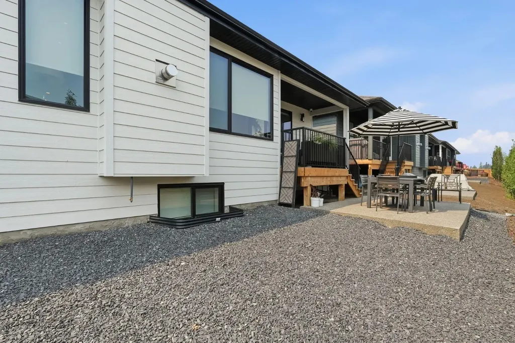 648 Shawnee Terrace SW Calgary AB T2Y 0T5