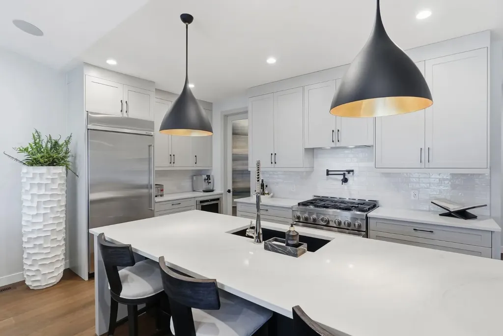 648 Shawnee Terrace SW Calgary AB T2Y 0T5