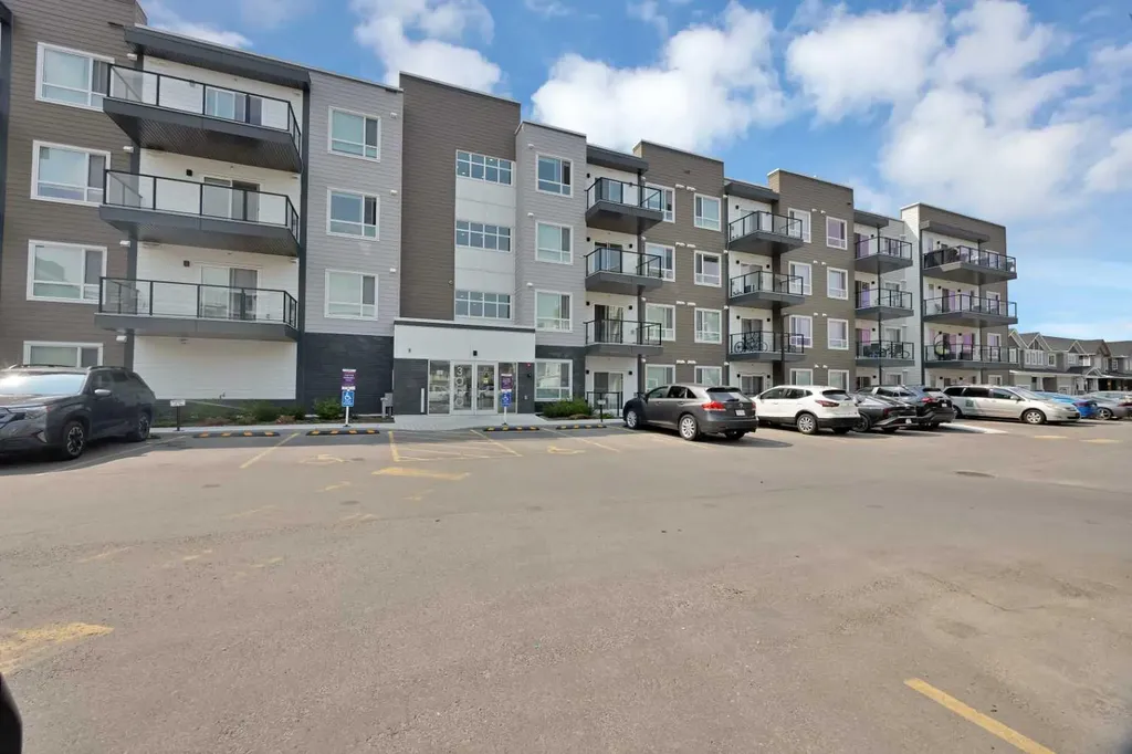 33 Carringham Gate NW Calgary AB T3P 2H6