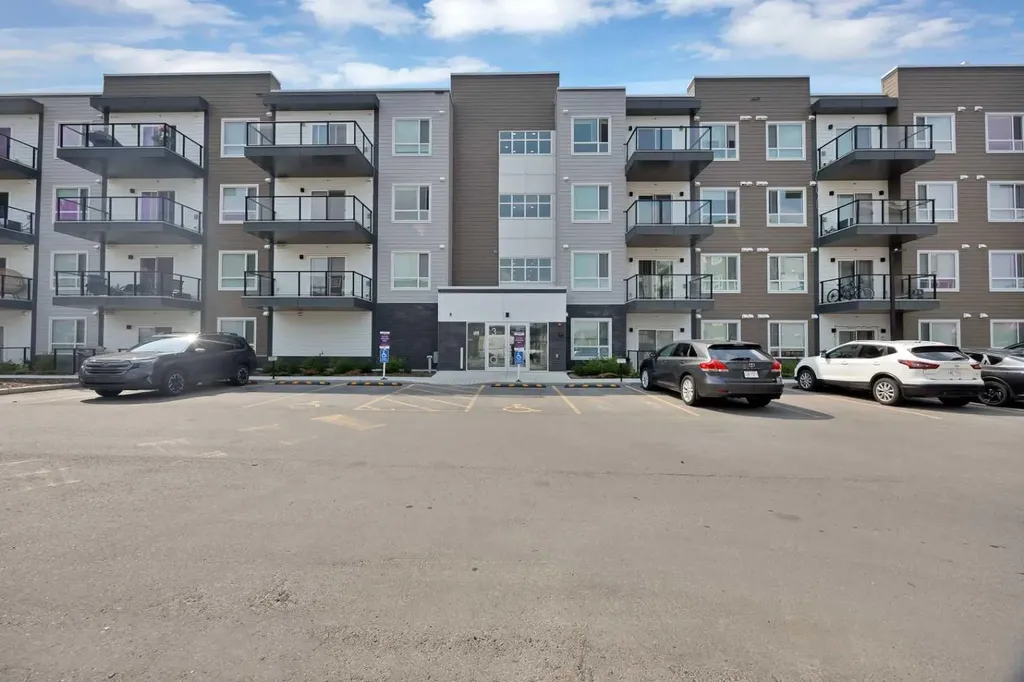 33 Carringham Gate NW Calgary AB T3P 2H6