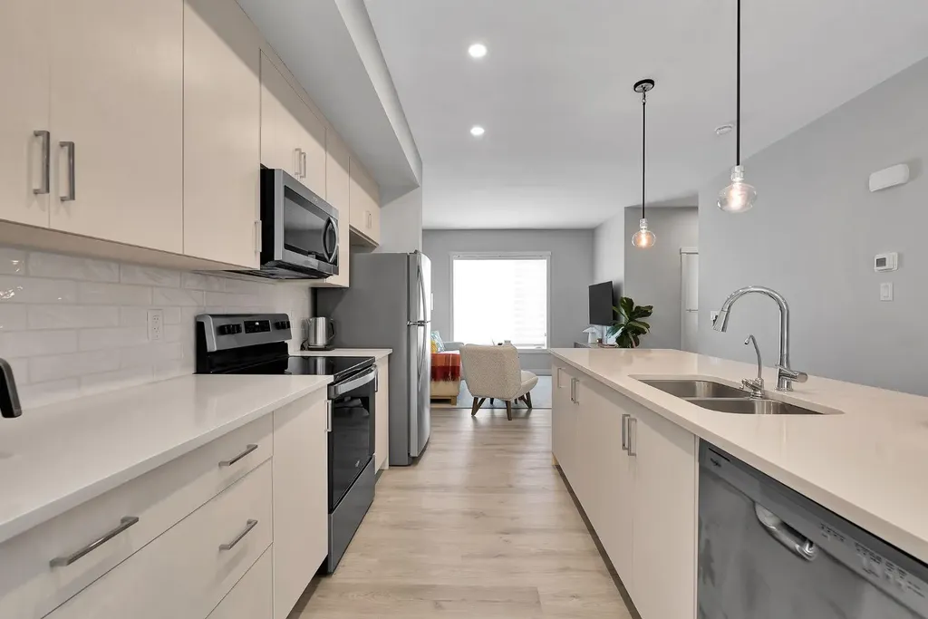 426 Shawnee Square SW Calgary AB T2Y 0W4