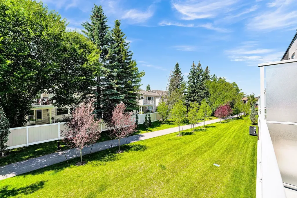 426 Shawnee Square SW Calgary AB T2Y 0W4