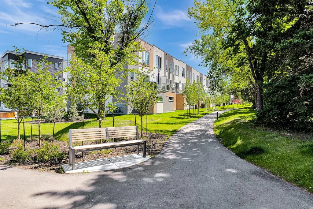 426 Shawnee Square SW Calgary AB T2Y 0W4