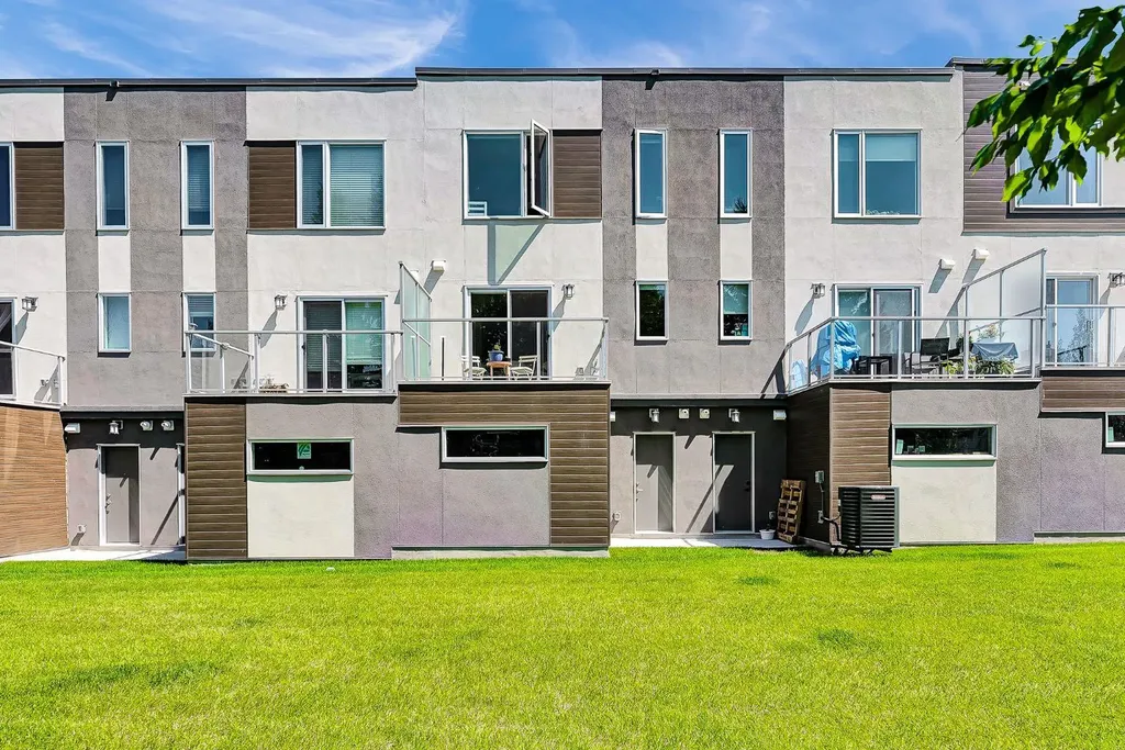 426 Shawnee Square SW Calgary AB T2Y 0W4