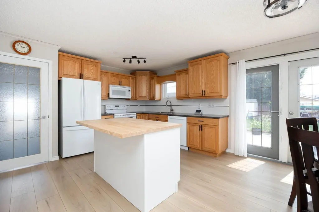 105 Oaks Crescent Fort Mcmurray AB T9K 1M4