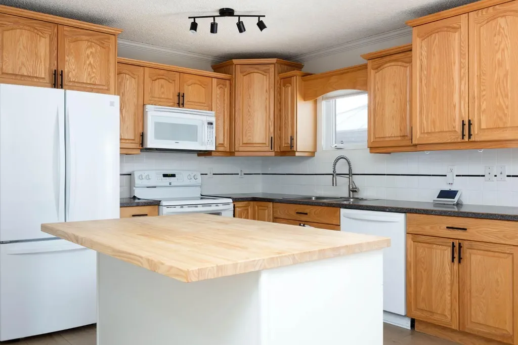 105 Oaks Crescent Fort Mcmurray AB T9K 1M4