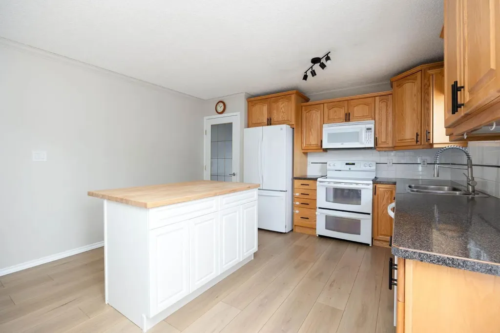 105 Oaks Crescent Fort Mcmurray AB T9K 1M4