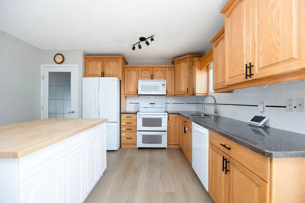 105 Oaks Crescent Fort Mcmurray AB T9K 1M4