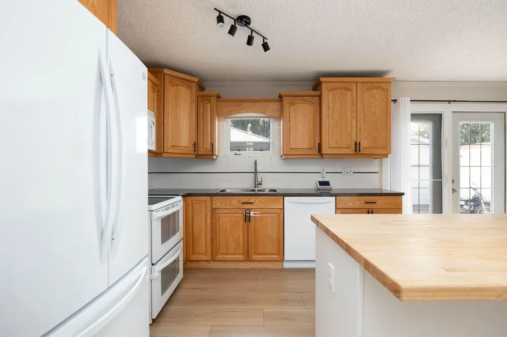 105 Oaks Crescent Fort Mcmurray AB T9K 1M4